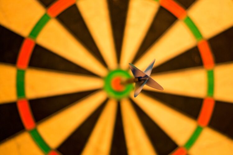 Dart hitting the target demonstrating the importance of knowing the point/purpose/target of your speech to deliver effectively